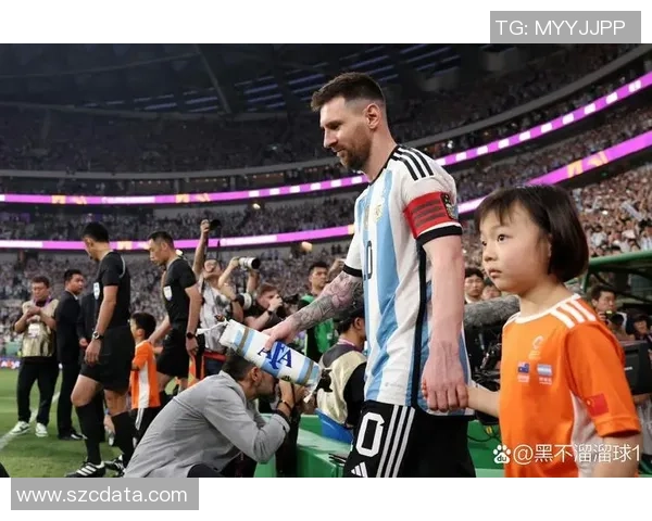 名局面!梅西毫不勉强给德保罗提鞋松鞋带引热议,球迷-王的温顺 名局面!梅西毫不勉强给德保罗提鞋松鞋带引热议,球迷-王的温顺